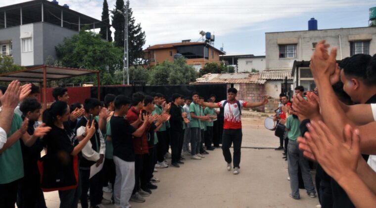 Türkiye şampiyonu olan Kılıç, okulunda davul zurna ile karşılandı