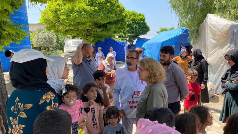 PROF. DR. NAZAN SAVAŞ: AFAD, HATAY’DA DÜZENSİZ ÇADIR KÜMELERİNDE YAŞAYANLARIBİR AN ÖNCE SAĞLIKLI BARINMA YERLERİNE TAŞIMALI, SURİYELİ SIĞINMACILAR DAHİL