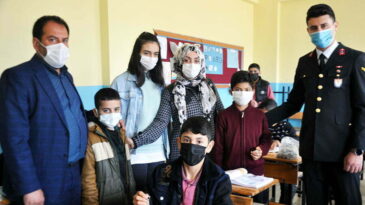 Şehit Jandarma Uzman Çavuş Bilal Kurtoğlu anısına  öğrencilere anahtarlık hediye edildi