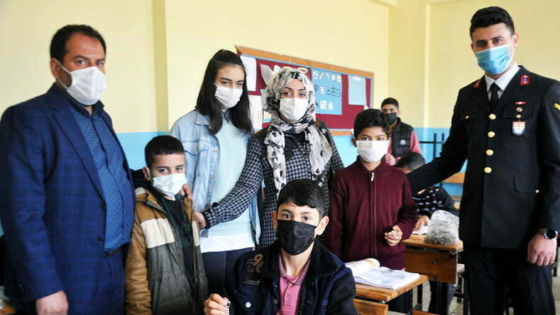 Şehit Jandarma Uzman Çavuş Bilal Kurtoğlu anısına öğrencilere anahtarlık hediye edildi