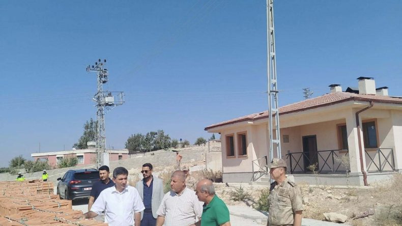 Reyhanlı Kaymakamı Coşkun’dan köy afet konutlarında inceleme