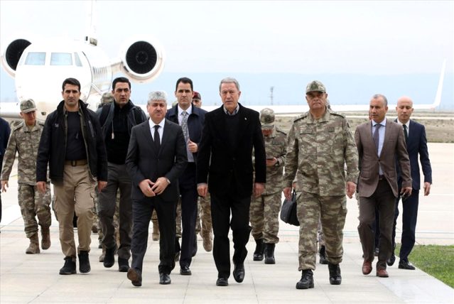 Bakan Akar ve komutanlar sınırın sıfır noktasında