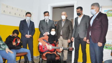 Kumlu’da görme engelliler için  müzik kursu