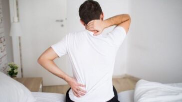 YOLCULUK ESNASINDA BEL VE BOYUN AĞRILARINA DİKKAT !