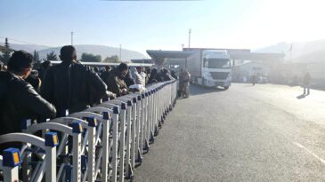 Ülkelerine dönmek isteyen Suriyeliler, Cilvegözü Gümrük Kapısı’nda yoğunluk oluşturdu