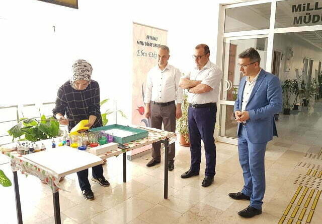 Reyhanlı Yatılı Bölge Ortaokulundan ebru şenliği