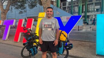 Hataylı Depremzede Çocuklar İçin Hollanda’dan Bisikleti İle Geldi