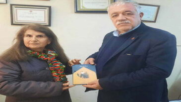 Duayen gazeteci Kalaycıoğlu’na şiir kitabını hediye etti