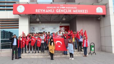 Asker selamı vererek  Mehmetçiğe destek oldular