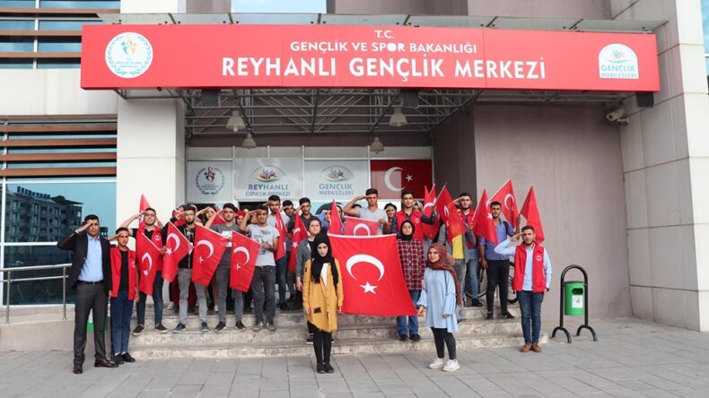 Asker selamı vererek Mehmetçiğe destek oldular