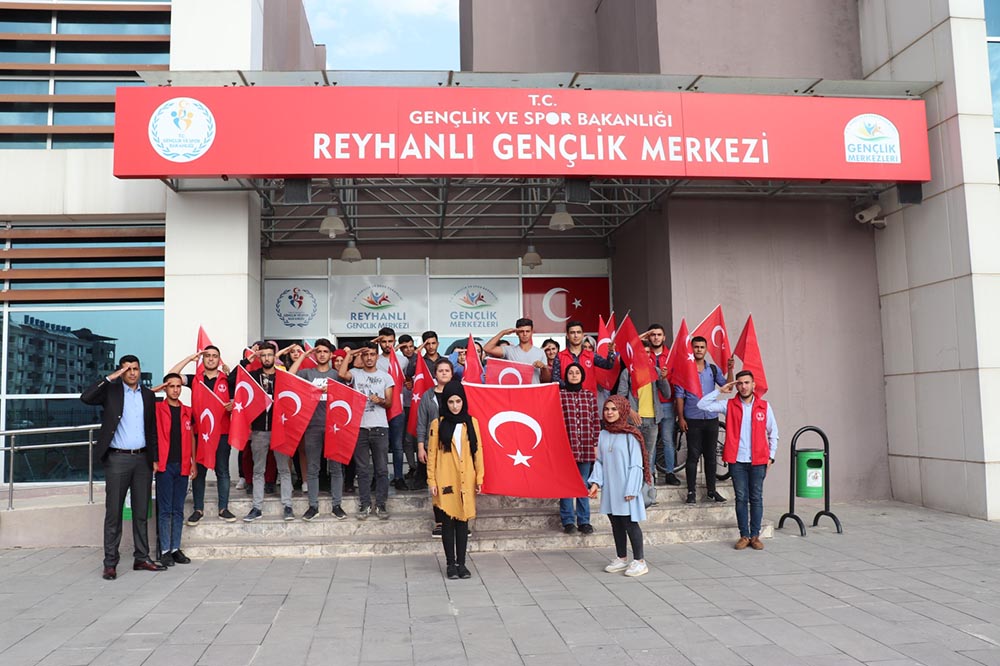 Asker selamı vererek Mehmetçiğe destek oldular