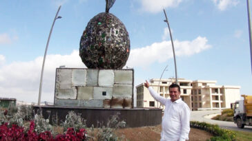 Zeytinin kalbi Altınözü’ne, 8 metre yüksekliğinde ve  5 ton ağırlığında ‘zeytin tanesi’ heykeli