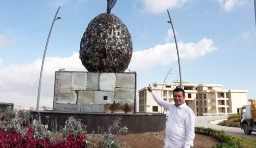 Zeytinin kalbi Altınözü’ne, 8 metre yüksekliğinde ve  5 ton ağırlığında ‘zeytin tanesi’ heykeli