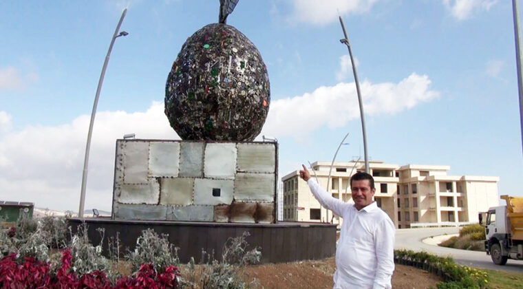 Zeytinin kalbi Altınözü’ne, 8 metre yüksekliğinde ve  5 ton ağırlığında ‘zeytin tanesi’ heykeli