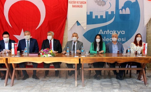 Uzun Çarşı’da Tarihi Adım