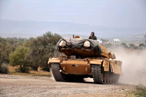 Hatay sınırına askeri araç sevkiyatı yapıldı