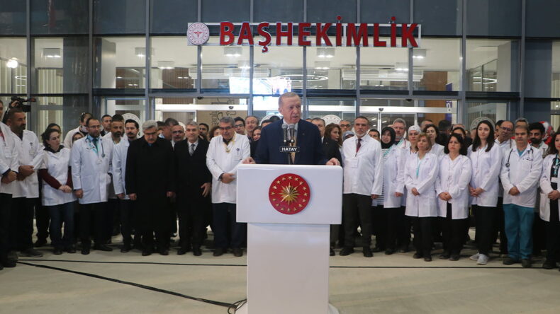 Cumhurbaşkanı Erdoğan “85 milyon, asrın birlikteliğini sergileyerek şehirlerimizi en kısa sürede ayağa kaldırmanın yollarını arayacağız”