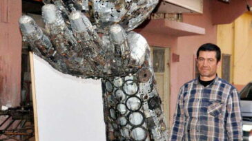 Hurda parçalarından ‘barış’ için  el üzerinde dönen dünya heykeli yaptı