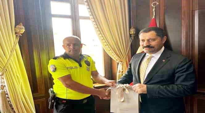 Yaşlı adamı sırtında taşıyan polis, ödüllendirildi