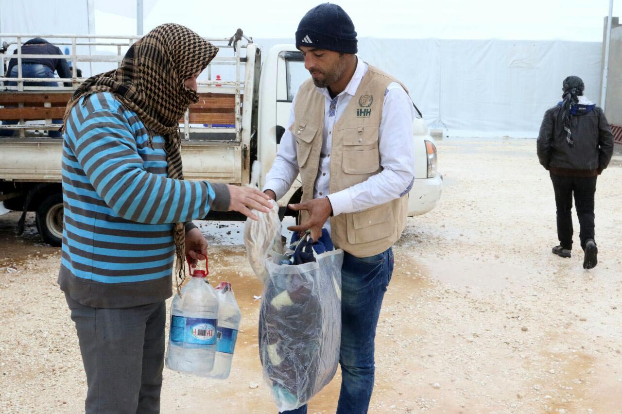 İHH’dan kamplara yerleşen Suriyelilere yardım