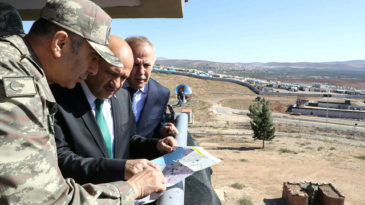 Milli Savunma Bakanı ve Kara Kuvvetleri Komutanı Hatay Sınırında İncelemelerde Bulundu