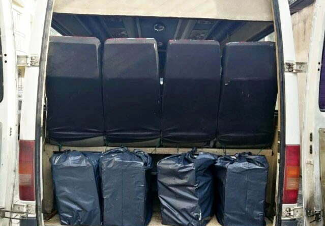 Minibüsten 2 bin paket kaçak sigara ele geçirildi