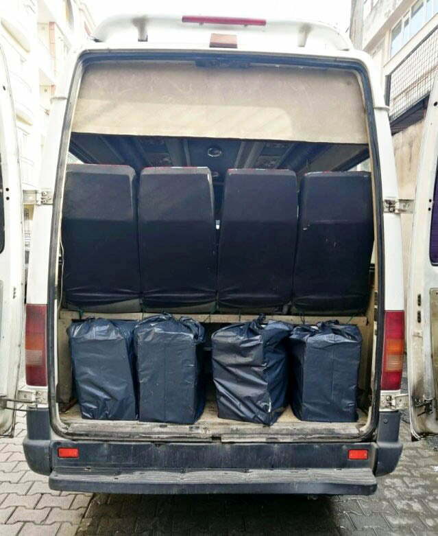 Minibüsten 2 bin paket kaçak sigara ele geçirildi