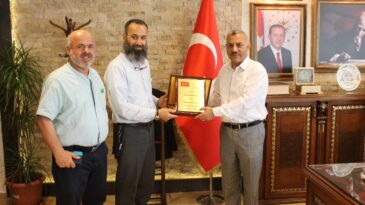 Başkan Şanverdi’ye plaket