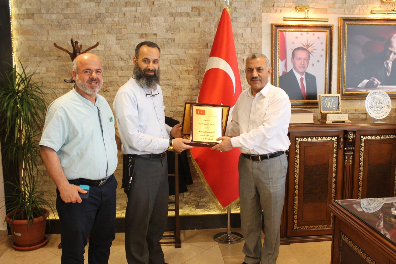 Başkan Şanverdi’ye plaket