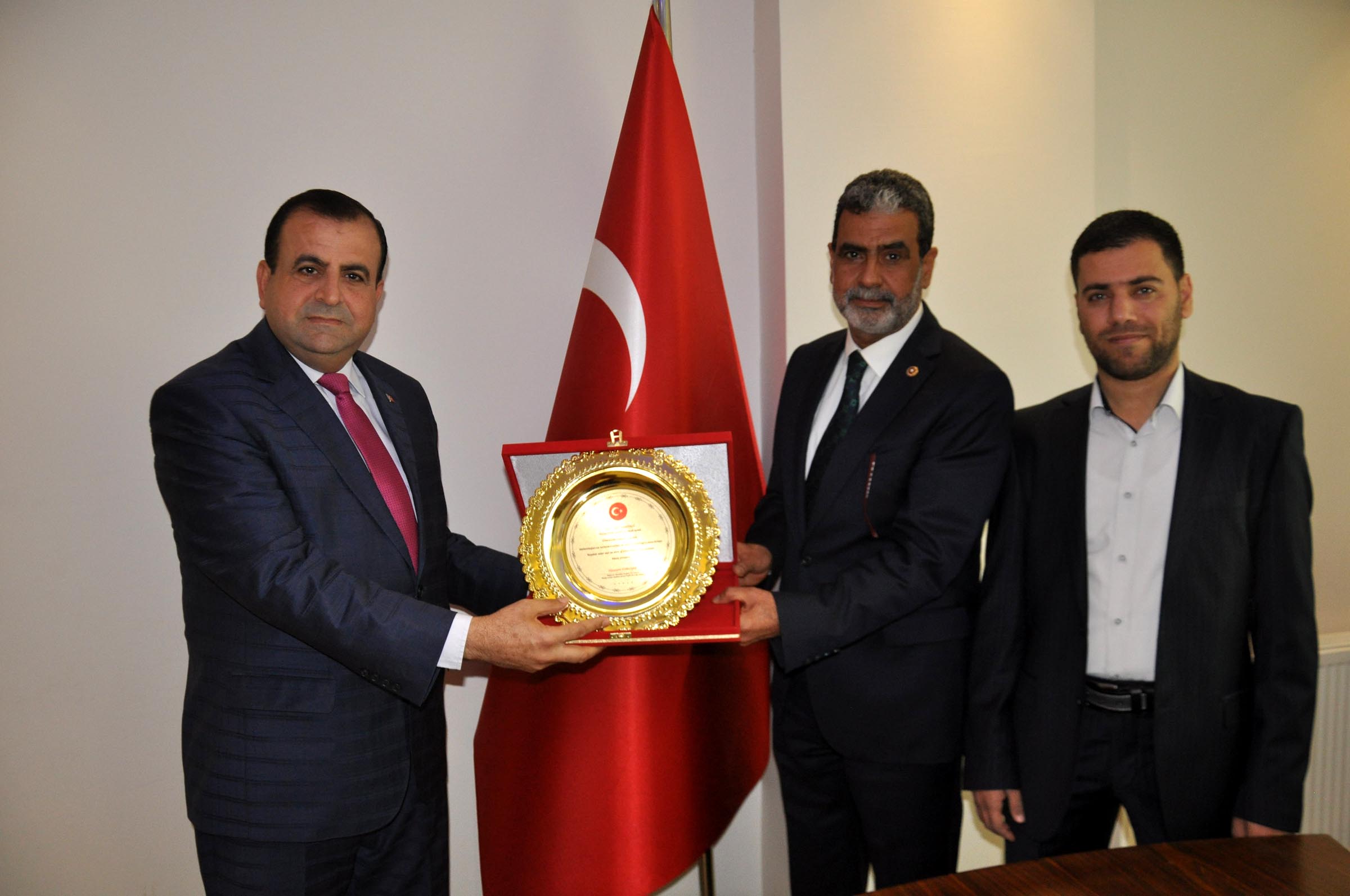 Hatay Suriye Dostluk ve Kardeşlik Derneği’nden Milletvekili Şanverdi’ye teşekkür plaketi