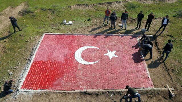 Sınırdaki tepeye dev Türk bayrağı yapıldı