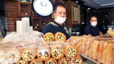 Suriyeli tatlıcılar mesleklerini yaşatıyor