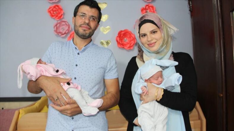 Suriyeli aile ikiz kızlarına “Aya” ve “Sofya” adını verdi