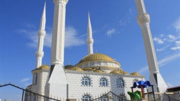 Minarelerden dua ve tekbir  sesleri yükseldi