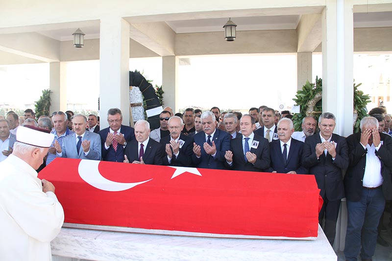 TOKDEMİR AİLESİNİN ACI GÜNÜ Eski Milletvekili Nureddin Tokdemir son yolculuğuna uğurlandı