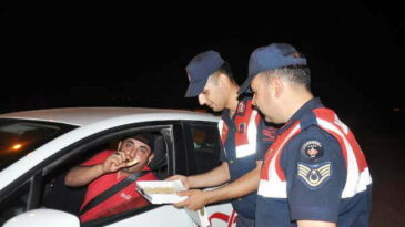 Jandarma, uygulamada durdurduğu sürücülere kandil simidi ikram etti